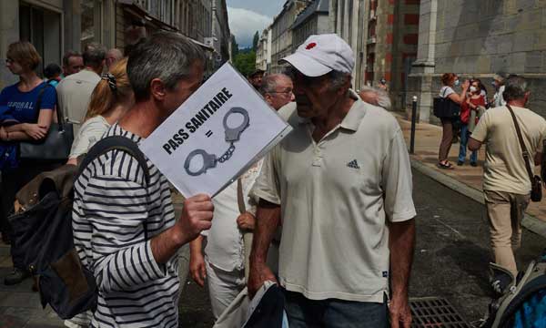 Des protestataires contre le passe sanitaire se sont rassemblés partout en France durant l’été 2021, ici dans les rues de Besançon lors d’une manifestation le 24 juillet 2021. © Jordan Bracco / CC BY-NC 2.0