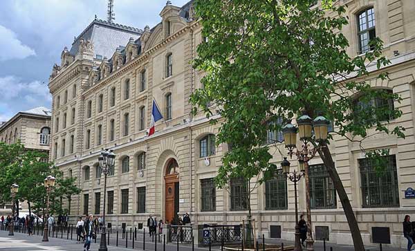 Attaque à la préfecture de police de Paris : suspendu puis blanchi, un officier musulman contre-attaque en justice