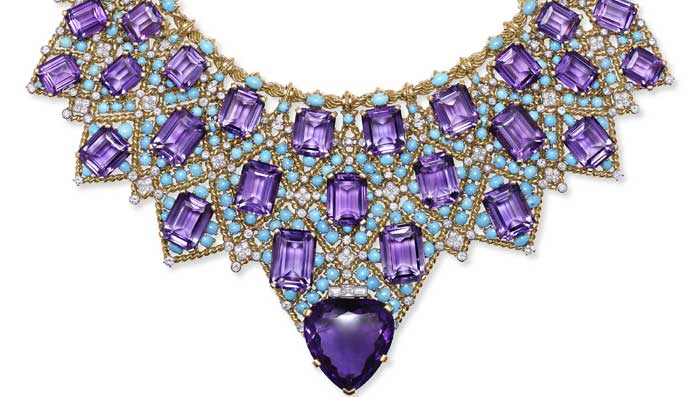 Un collier en or, platine, diamants, améthystes et turquoises de la maison Cartier, commandé en 1947 par le Duc de Windsor pour son épouse. © Cartier