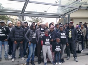 La famille Saounera, entourée de ses voisins et soutiens. La famille Saounera, entourée de ses voisins et soutiens.