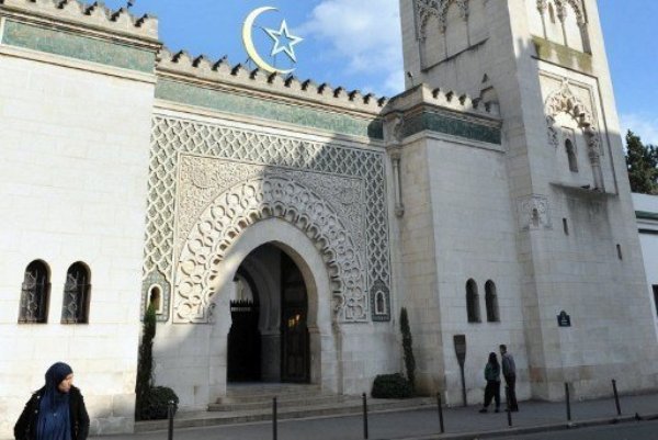 Des femmes, fidèles de la Grande Mosquée de Paris, contestent la relégation de leur salle de prière au sous-sol et appellent à prier derrière les hommes dans la salle qui était la leur avant novembre 2013.