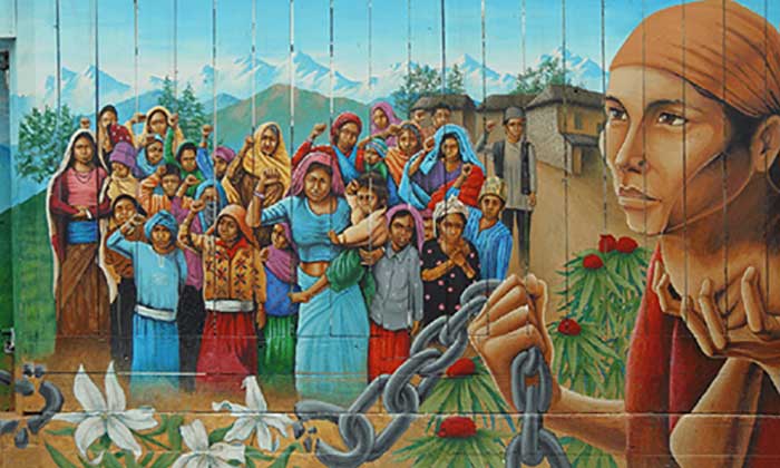 « Naya Bihana » est un projet du muraliste Martin Travers sur les communautés qui reprennent leur pouvoir en main, récupèrent ce qui leur appartient après des siècles d’appropriation par les puissances occidentales. Ici, l’artiste a choisi le Népal, un des pays les plus pauvres au monde, en lutte pour retrouver un état d’autosuffisance et déterminer son propre avenir. Image en entier plus bas. Martin Travers, « Naya Bihana, New Dawn », fresque Balmy Alley, San Francisco. © CC BY-SA 2.0/Franco Folini