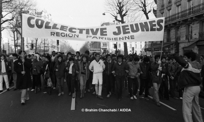 Directement concernées par la violence commise contre leurs enfants, frères ou cousins, les femmes ont vite investi l’organisation de la Marche, en créant, par exemple, l’Association des mères victimes de crimes racistes et sécuritaires. Ici, arrivée de Collective Jeunes à la manifestation à Paris, le 3 décembre 1983.