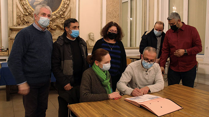 L’ACMAL, représentée par Omar Sebab, a signé fin février une charte d'entretien du nouveau carré musulman de la commune de Longwy avec le maire Jean-Marc Fournel (debout, à gauche). © Ville de Longwy via ACMAL