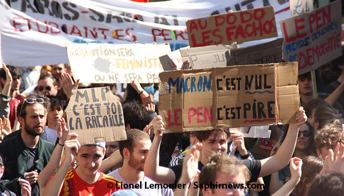 Des milliers de personnes sont descendus dans les rues, samedi 16 avril, à travers la France pour manifester contre l'extrême droite. Mais les slogans anti-Macron étaient aussi bien nombreux, ici dans la manifestation parisienne. © Lionel Lemonier / Saphirnews.com