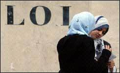 15 mars 2004 :  une loi pseudo-républicaine, anti-féministe et islamophobe