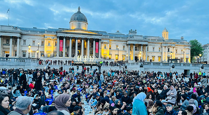 Un iftar en plein air a été organisé vendredi 29 avril à Londres, « le plus grand jamais organisé en Europe occidentale », revendiquent les organisateurs. © Ramadan Tent/Twitter