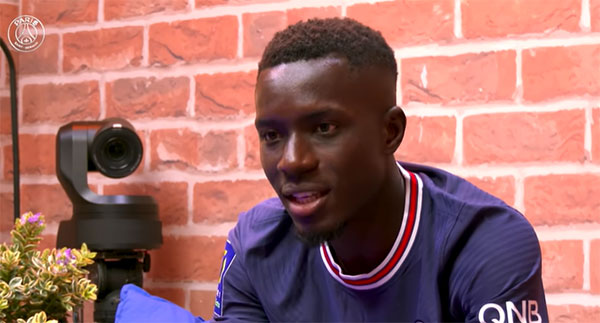 L'international sénégalais Idrissa Gueye, qui évolue au PSG, est au cœur d'une polémique depuis son refus de porter un maillot aux couleurs arc-en-ciel visant à lutter contre l'homophobie. © Capture d'écran YouTube/PSG