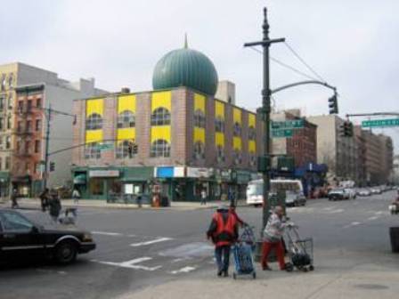 La mosquée Malcolm Shabazz à Harlem, auparavant "temple" de la Nation of Islam (puis "Mosquée N° 7"), sur le Malcolm X Boulevard. Malcolm X y prêcha jusqu'au moment où il quitta la Nation of Islam. C'est aujourd'hui une mosquée sunnite. (© 2006 Jeff C)