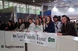 Des jeunes de Coexister formant le comité d'accueil des membres partis faire l'Interfaith Tour.