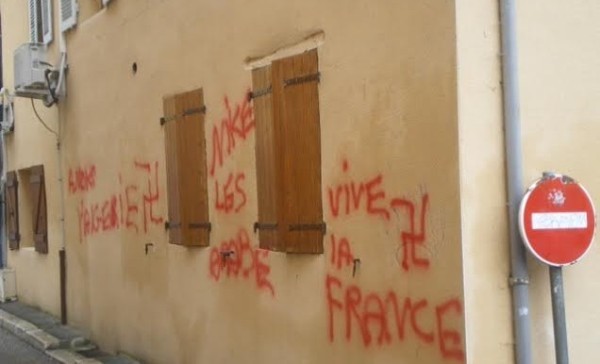 La mosquée de Pont-de-Beauvoisin (Isère) a été la cible de tags raciste dans la nuit du 1er au 2 mai.