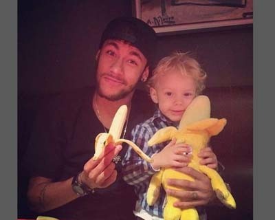 Le joueur brésilien Neymar avec son fils à l'origine de la campagne "Nous sommes tous des singes".