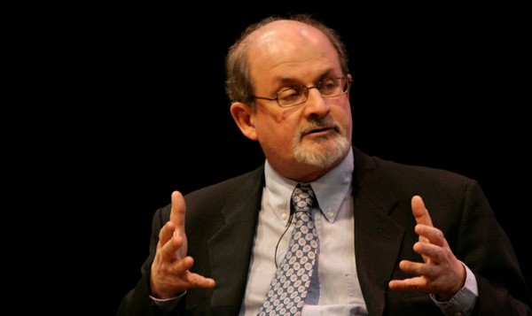 Salman Rushdie poignardé à New York : ce que l'on sait de l'attaque