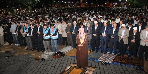 Des milliers de Turcs ont effectué une prière le 31 mai pour demander la transformation de Saint-Sophie en mosquée.