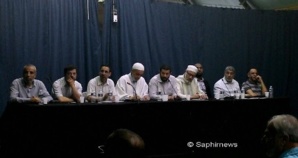 Les intervenants à la réunion, autour du recteur de la mosquée Adda'wa, Larbi Kechat, entouré d'Ahmed Jaballah (UOIF) et Fatih Serikir (Mili Görus).