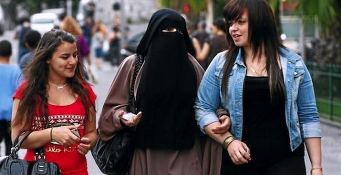 Pourquoi la CEDH valide la loi d'interdiction du niqab en France