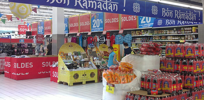 Les box de l'opération "Albouraq fait son Ramadan" au Carrefour de Gennevilliers (Hauts-de-Seine).