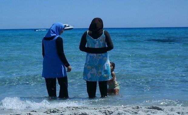 Islamophobie : virées de la plage pour port de voile 