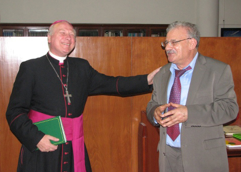 Mahmoud Azab (à dr.), à l’Institut dominicain d’études orientales (IDEO), au Caire, en mai 2012, à l’occasion d’une soirée-hommage à Mgr Michael Fitzgerald (à g.), nonce apostolique en Égypte.