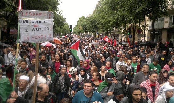 Des milliers de manifestants défilent à Paris le 13 juillet en signe de soutien avec les Palestiniens.