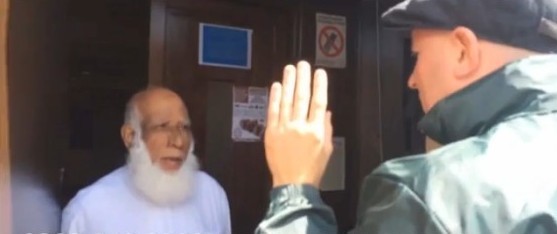 L'extrême droite britannique envahit et menace une mosquée (vidéo)