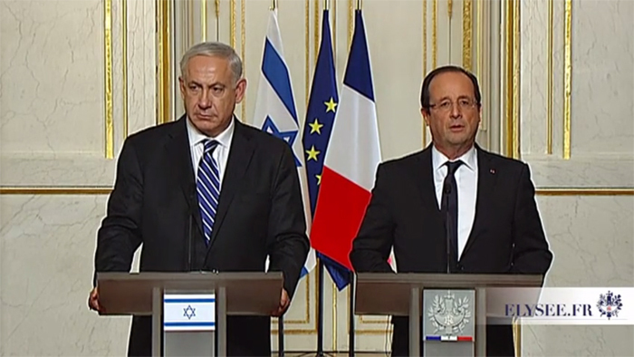 Le président François Hollande et le Premier ministre israélien Benjamin Netanyahou, lors de leur conférence de presse en octobre 2012, au cours de laquelle ils évoquaient « l'amitié liant les deux pays historiquement » et le prétendu « processus de paix entre Israéliens et Palestiniens ».
