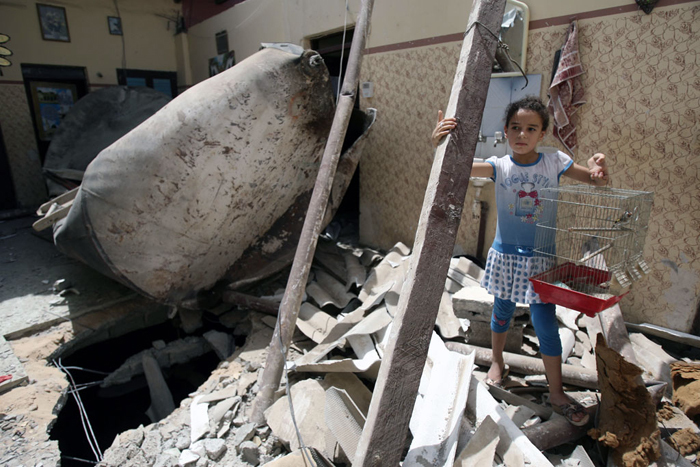 Une fille devant sa maison détruite par un bombardement israélien le 12 juillet 2014. (Photo : UNICEF/El Baba)