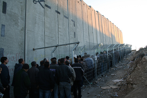 La Palestine est devenue une prison à ciel ouvert, avec l'édification, illégale, du mur de la honte. Déjà 500 km construits sur les 700 km prévus dans le tracé initial lancé en 2002, qui annexent de fait une partie substantielle de la Cisjordanie à Israël. Ici, un checkpoint, à Bethlehem.