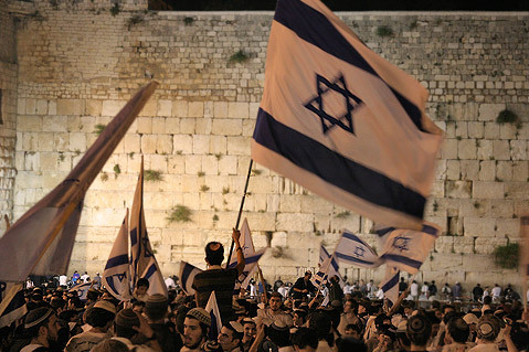 Manifestation de Juifs israéliens, le 23 décembre 2010, à Jérusalem, pour protester contre d’éventuelles concessions territoriales aux Palestiniens et approuver un manifeste appelant les Juifs à ne pas vendre ou louer d’appartements aux Arabes.