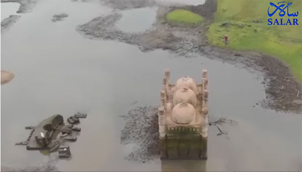 Inde : noyée sous les eaux, une ancienne mosquée refait surface (vidéo)