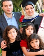 Heba Qotb, son mari, médecin aussi, accompagnés de leurs trois enfants