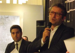 A gauche,  Patrick Klugman, l’adjoint de la maire de Paris aux relations internationales  et à droite Jamel Oubechou, le président de l’ICI.