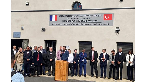 Le député RN Joris Hébrard, au centre, a inauguré une mosquée à Pontet, ville dont il était le maire jusqu'en 2022. © ACFTA