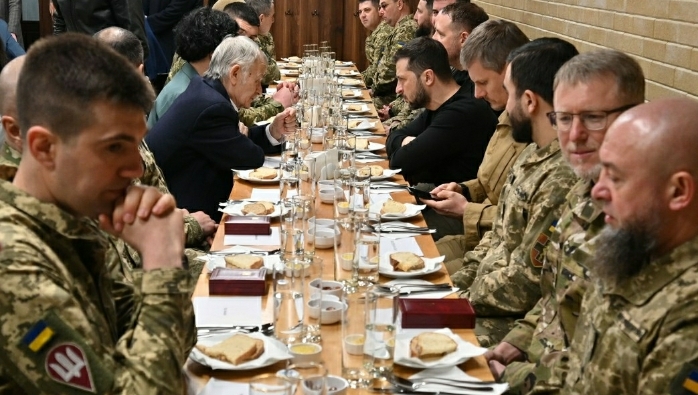 Volodymyr Zelensky avec des leaders et soldats musulmans engagés pour l'Ukraine lors d'un iftar du Ramadan organisé le 7 avril 2023. © Présidence ukrainienne