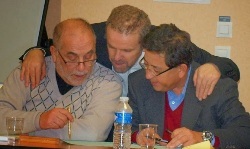 Azzedine Gaci avec Kamel Kabtane (à g.) et Khaled Bentounès (dr.).