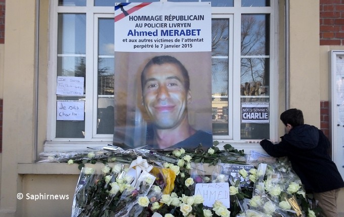 Ahmed Merabet, mort le 7 janvier après l'attaque de Charlie Hebdo, avait 42 ans. Un hommage a été rendu à Livry-Gargan, en Seine-Saint-Denis, ville dont il était originaire.