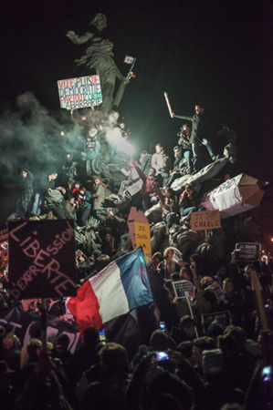 Cette photo prise par Martin Argyroglo, au soir de la marche républicaine du 11 janvier 2015, a fait le tour des réseaux sociaux. Composée tel un tableau, elle a évoqué dans l'inconscient des internautes « La Liberté guidant le peuple », d'Eugène Delacroix, ou le « Radeau de la Méduse », de Théodore Géricault.
