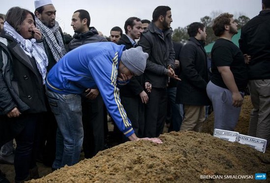 Les trois étudiants musulmans abattus ont été enterrés jeudi 12 février. © 2015 AFP