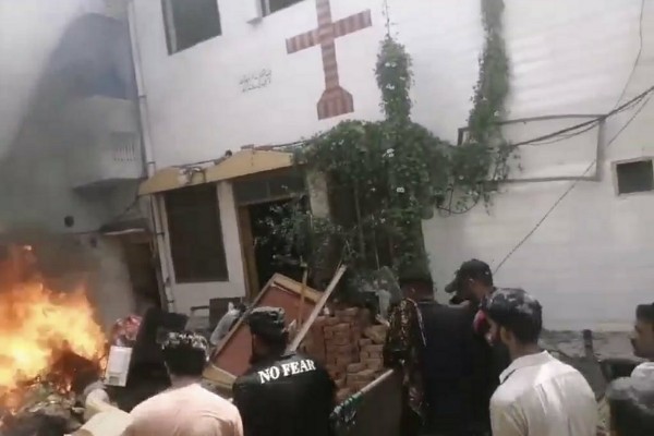 Pakistan : des églises incendiées après une affaire présumée de blasphème 