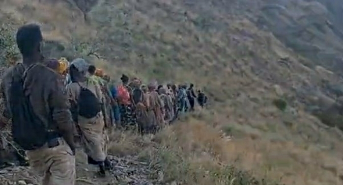 Des migrants éthiopiens marchant dans une montagne d'Arabie Saoudite après avoir franchi la frontière avec le Yémen. © Capture d'écran d'une vidéo Tiktok extraite par HRW