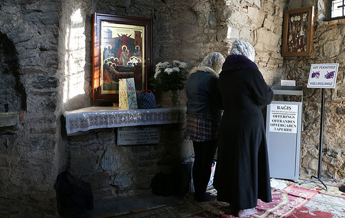 Des musulmanes priant dans le sanctuaire catholique de la Maison de Marie, à Ephèse, en Turquie. © Manoël Pénicaud