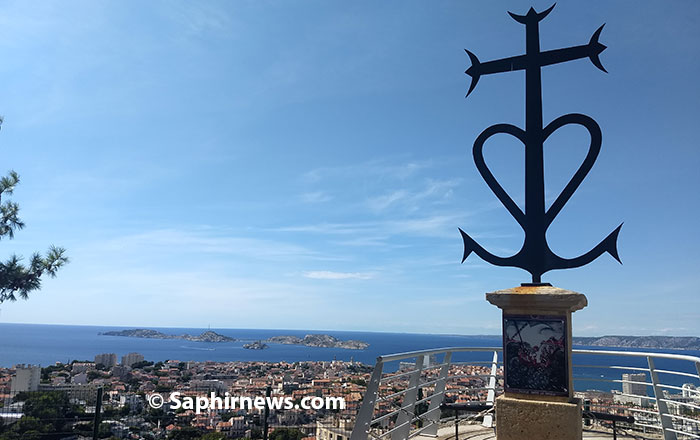 Face à la Méditerranée, une stèle dédiée à la mémoire des marins et des migrants disparus en mer a été érigée sur les hauteurs de Marseille. C'est devant ce monument que le pape François a rendu, vendredi 22 septembre, un vibrant hommage aux disparus en mer.