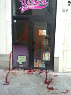 La vitrine d'une crêperie halal de Nantes aspergée de sang dans la nuit du 16 au 17 mars. © Saphirnews