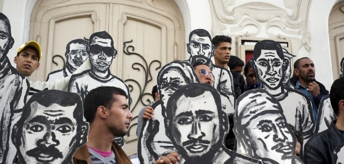 Avenue Bourguiba, Tunis, mars 2011. Des manifestants brandissent des silhouettes représentants les martyrs de la révolution. / Crédit : Martin Barzilai