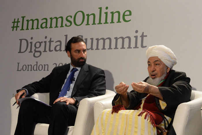 Le Sommet digital, organisé à Londres par ImamsOnline les 25 et 26 mars 2015, a invité imams, intellectuels et responsables associatifs musulmans à prendre conscience de l'importance de s'emparer de l'outil Internet pour diffuser leurs discours, prêches, interprétations théologiques. Objectif : contrer la propagande de Daesh, qui happe la jeunesse européenne. Ici, à g., Shaukat Warraich, président de Fatih Associates et d'ImamsOnline, et, à dr., Abdullah Bin Bayyah, président du Forum pour la promotion de la paix dans les sociétés musulmanes.
