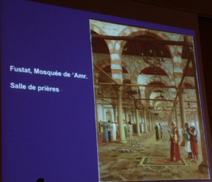 La Bibliothèque nationale de France possède un plus grand nombre de Coran abbassides (250) que de copies carolingiennes de la Bible ou du nouveau Testament (70). La quasi-totalité des manuscrits coraniques de la BNF provient de la mosquée Amr, à Fustat.