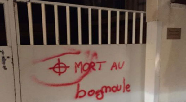 L'indignation exprimée après la découverte de tags racistes sur la mosquée de Cherbourg