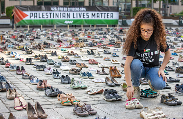 « La vie des Palestiniens compte. » Fort de ce message toujours d’actualité, Avaaz avait organisé en mai 2018 une action à Bruxelles durant laquelle 4 500 paires de chaussures ont été alignées pour symboliser le nombre de morts à Gaza. © Olivier Matthys/AP for Avaaz