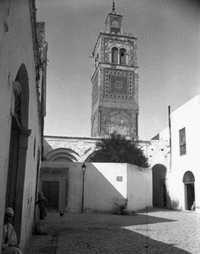 Abdelhak El Ouertani (attribuée à), Minaret de la mosquée El Ksar sur la place du Général (mosquée du VIIIème,  minaret du XVIIème), 1895-1896. © Fonds Beit el Bennani