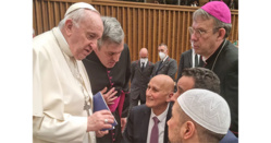 Une délégation d'Ensemble avec Marie emmenée par Gérard Testard (assis, au centre) à la rencontre avec le pape François en mars 2022. © Diocèse de Créteil